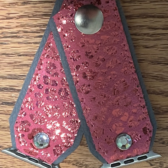 Pink leopard on grey leather Apple Watch band - Picture 9 of 10